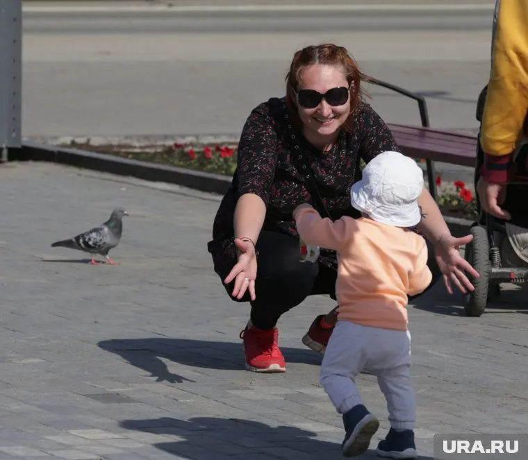 Материнство должно оплачиваться, иначе семьи там и будут рожать по одному ребенку