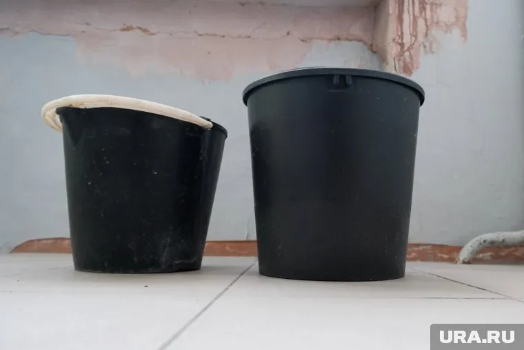 Воду собирают в ведра