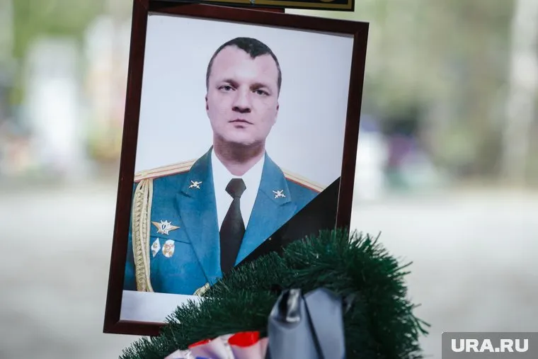 Бучельников окончил артиллерийское училище в столице Урала