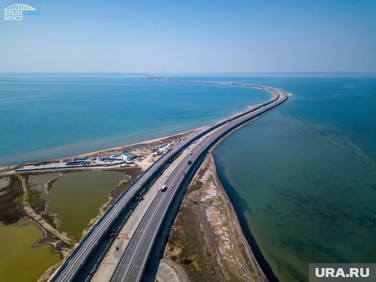 Движение на Крымском мосту приостановлено из-за ремонтно-восстановительных работ