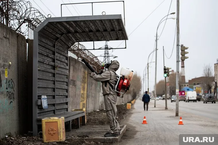 А людям запретили выходить на улицу и ходить друг к другу в гости