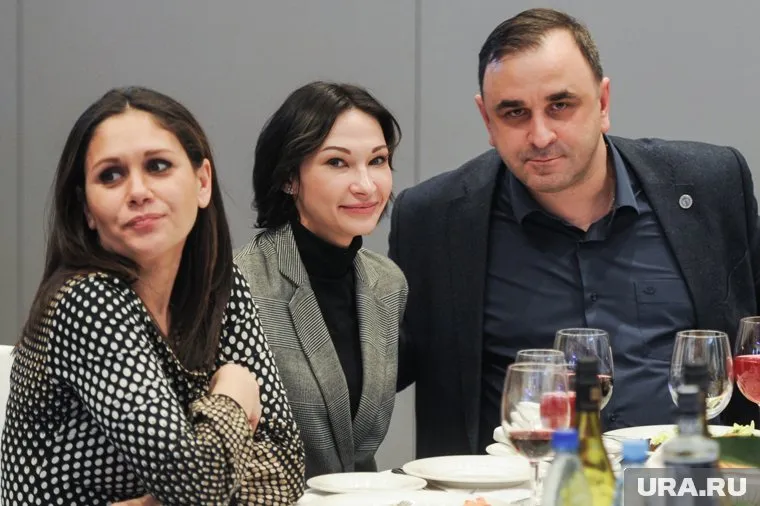 Анна Булатова (в центре) будет отвечать за работу со СМИ