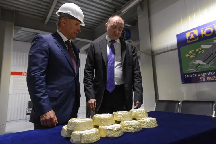 Открытие золотоизвлекающей фабрики. Челябинск., дубровский борис, золотые слитки, струков константин