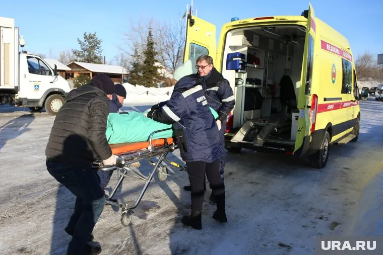 Пострадавшего на пожаре передали скорой помощи