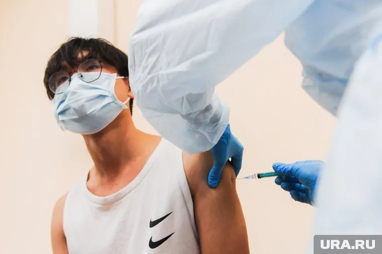 Иностранцам будет проще приезжать в РФ за российской вакциной