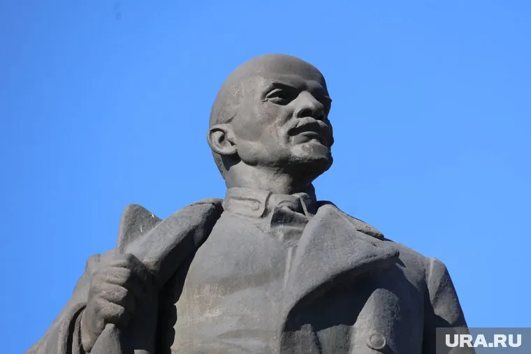В Ревде на площади Победы идет демонтаж памятника Ленину