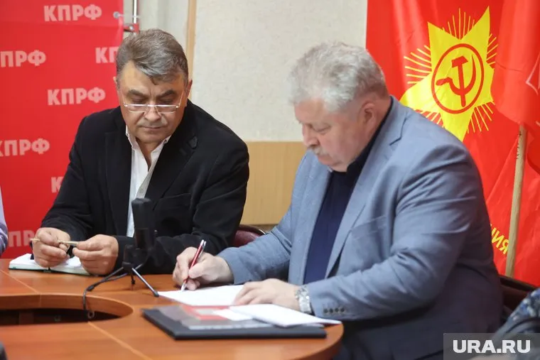 Источники считают, что возможным кандидатом в губернаторы от КПРФ станет Виктор Зырянов (справа)