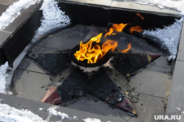 Мужчина врезался в стелу после ДТП