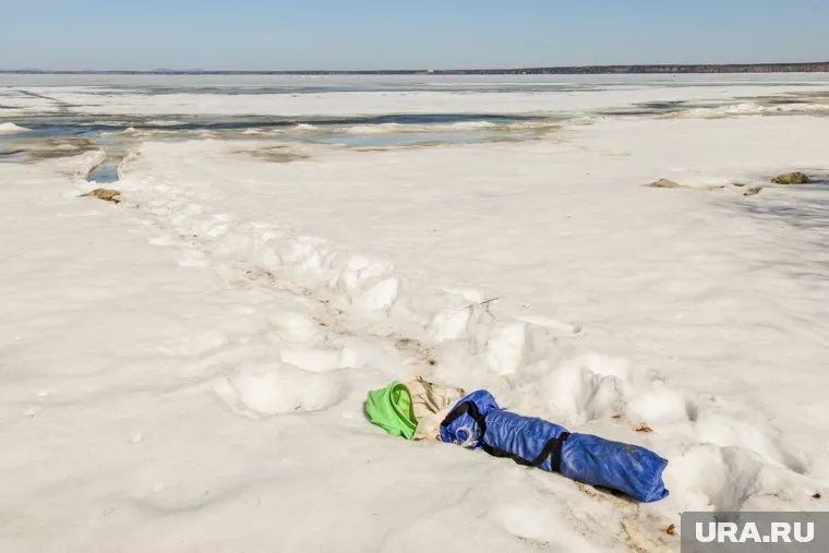 Вода подтопила дорогу ввиду таяния снега