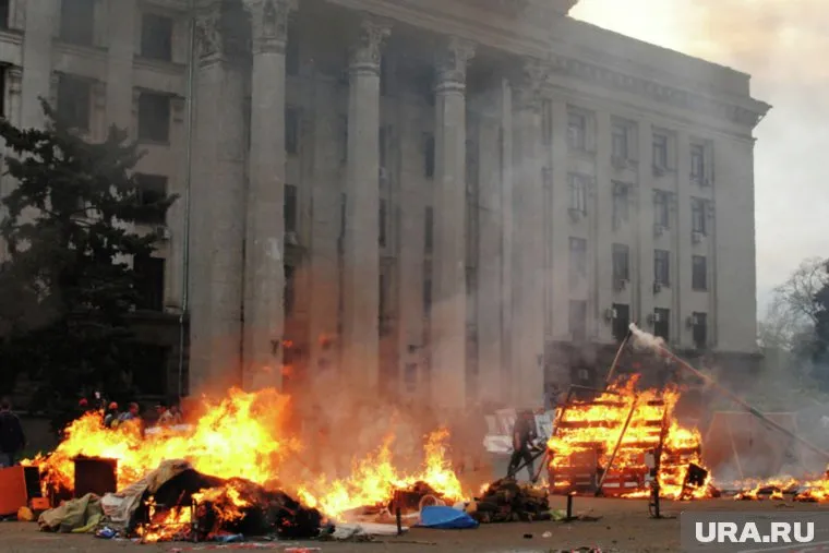 По официальной информации, в Доме профсоюзов из-за пожара погибли 48 человек