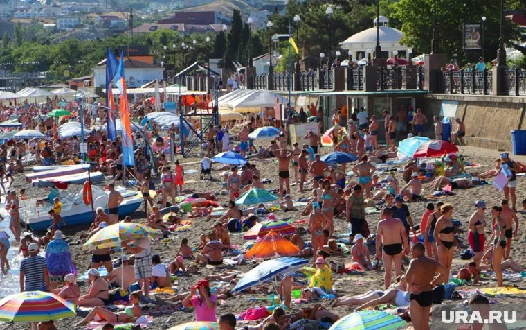 Огромное количество туристов омрачает жизни крымчан