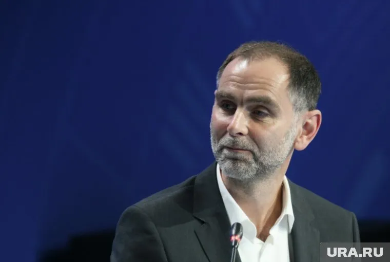 Водитель грузовика сбил при движении назад главу департамента Минобрнауки Олега Чурилова (на фото), из-за того, что не заметил его в темноте