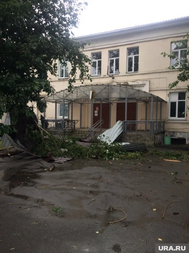 В Миассе накануне из-за шторма снесло крышу с одной из поликлиник