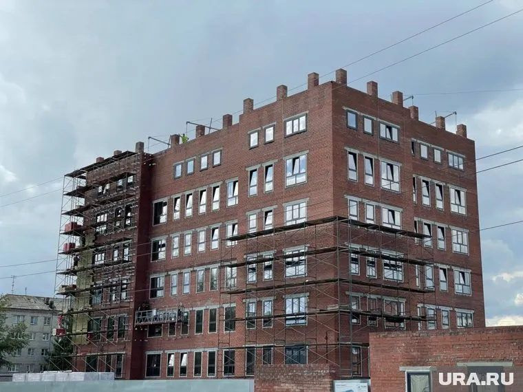 Рабочие утепляют строящийся элитный ЖК в Кургане