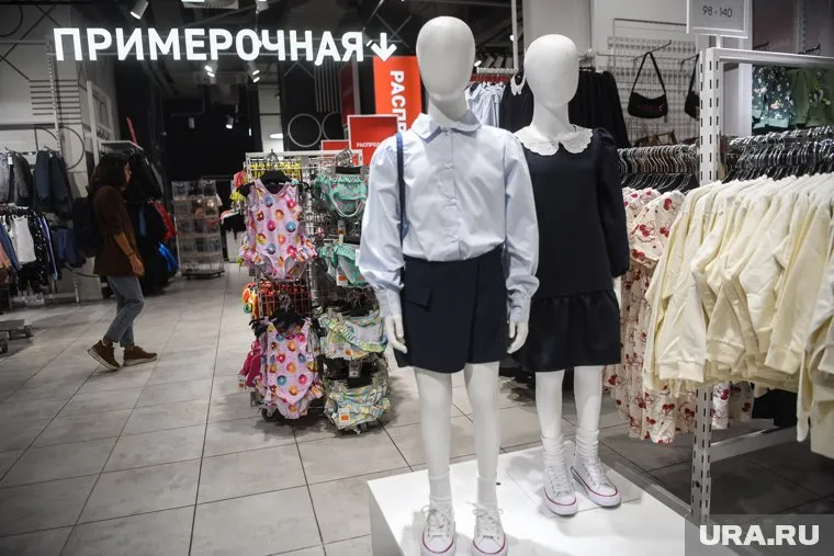 Купить комплект одежды для девочки можно за 4 000 рублей