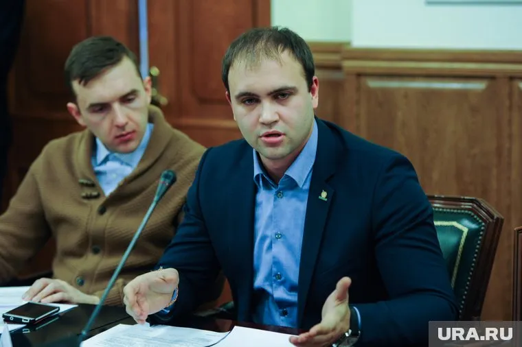 Ярослав Щербаков (справа) продолжает бороться за отмену выборов