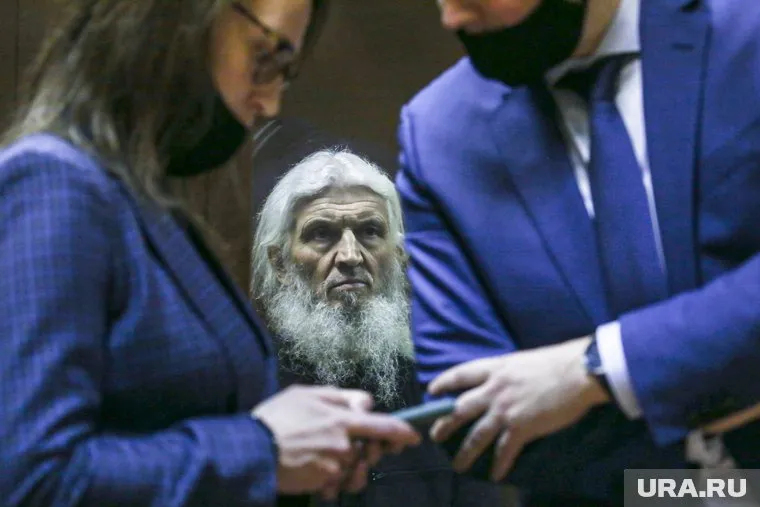 Отец Сергий проводит время в заключении в молитве и покаянии