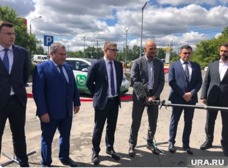 Во время работы в Минэнерго Алексей Текслер (в центре) неоднократно появлялся на ведомственных страничках в соцсетях