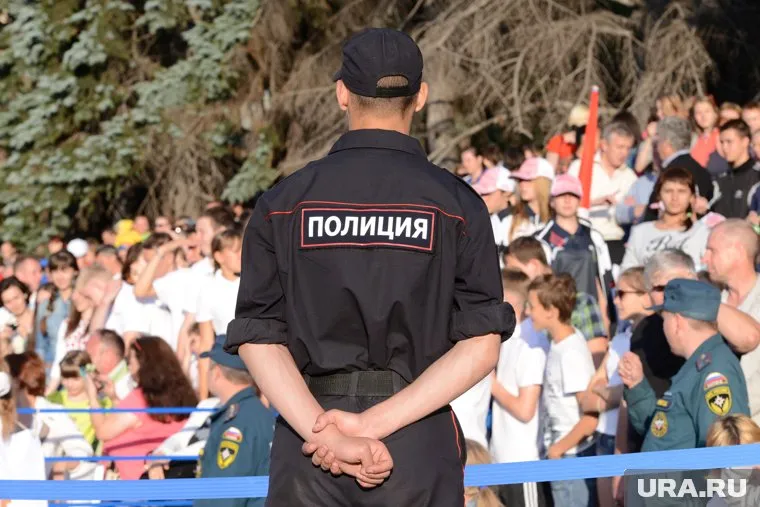 Такой охраны в городской Думе Тобольска еще не видели. Впрочем, предосторожности оказались излишни