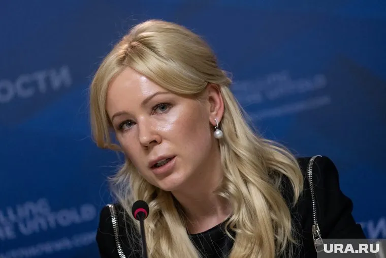 Глава Лиги безопасного интернета раздавала открытки со своим автографом тюменским школьникам