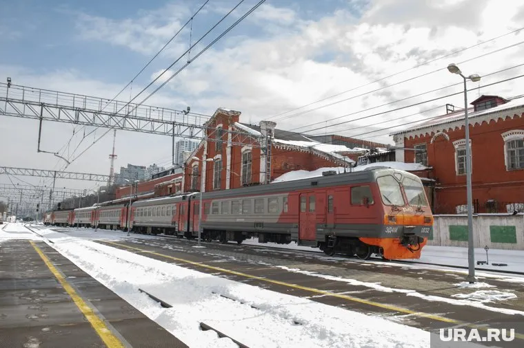 Толпа школьников в Москве избила мужчину на станции, где останавливаются электрички (архивное фото)