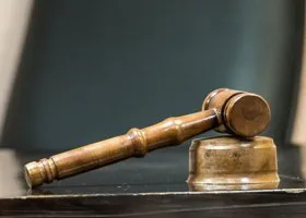 Подозреваемый в покушении на Фицо признал свою вину в суде