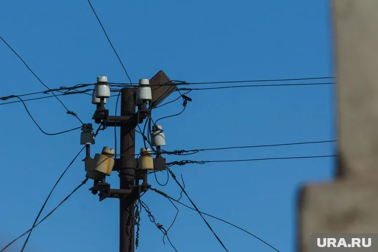 Почти 50 тысяч человек остались без электричества из-за ураганного ветра