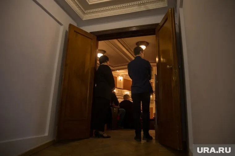 Канализацией пахло между зрительным залом и закулисным пространством