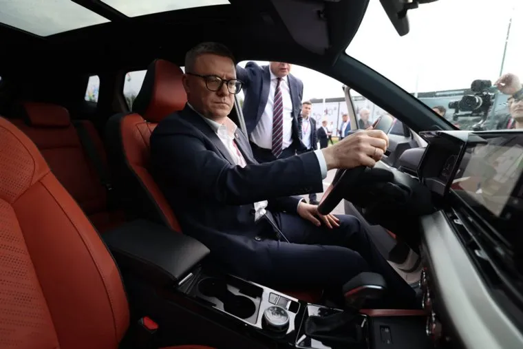 Чтобы получше познакомится с новинкой автопрома, Текслер сел на водительское сиденье