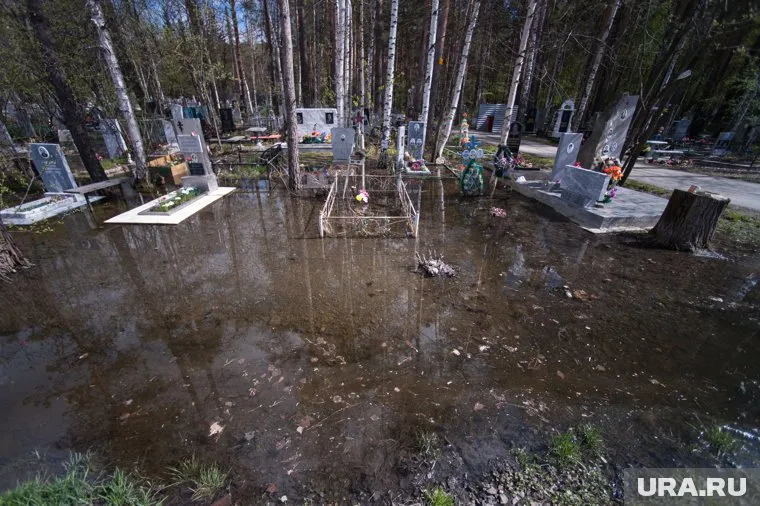 Кладбище в Орсе затопило после прорыва дамбы (архивное фото)