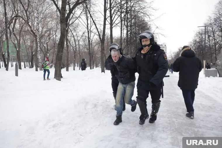 По разным оценкам, в незаконном митинге-шествии в Екатеринбурге участвовали от 2 до 10 тысяч человек