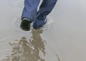 В курганском селе Иковское вода вышла на дорогу