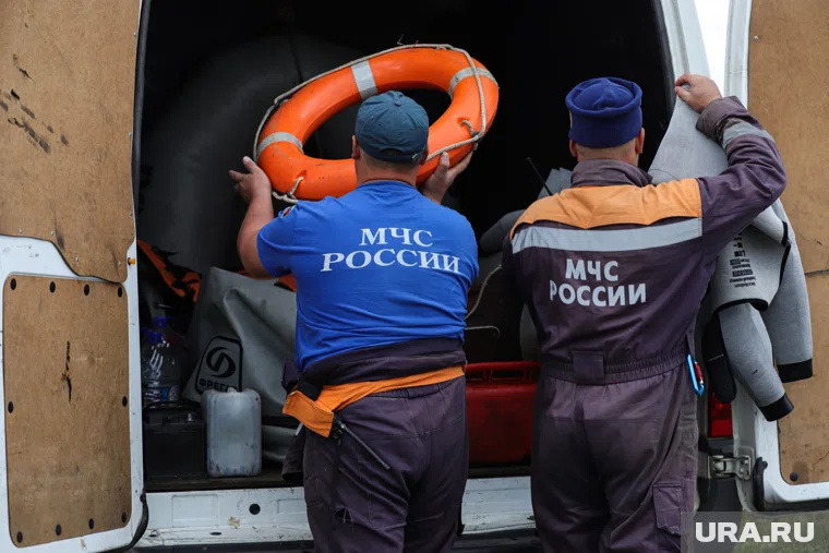Челябинские спасатели оказали помощь мужчине на озере