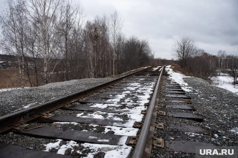 Вагон грузового поезда сошел с рельсов на станции Коммунистическая