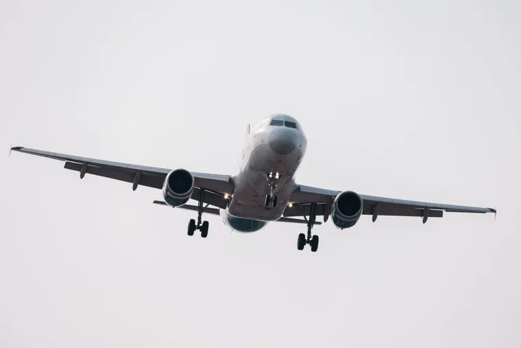 Работа аэропорта города Сочи, лайнер, пассажирский самолет