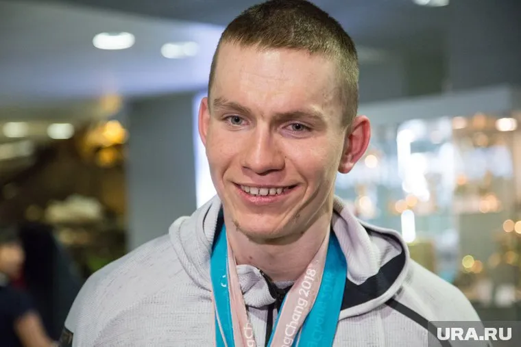 Александр Большунов лидирует в общем зачете Кубка мира