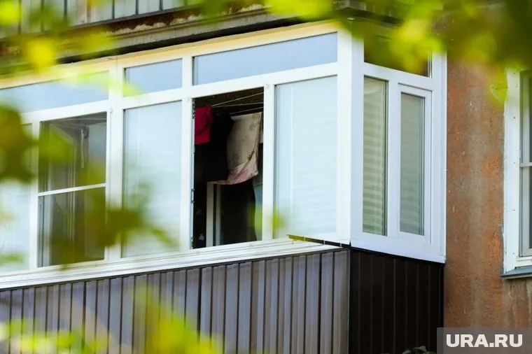 Ребенка экстренно госпитализировали после падения из окна