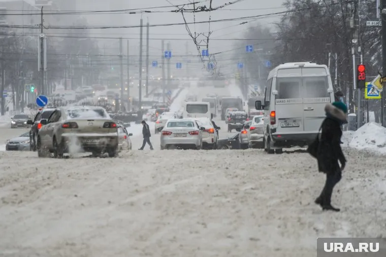 Водителям приходят внушительные штрафы из-за занесенной снегом разметки
