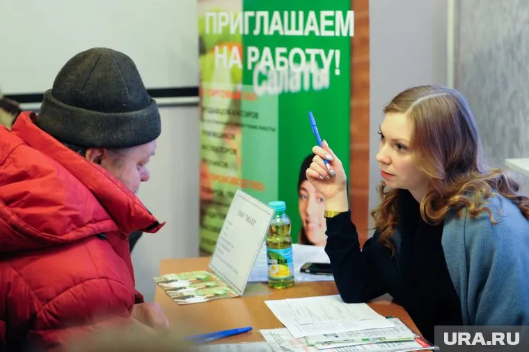 Одновременно с этим задним числом заключаются легальные трудовые договоры