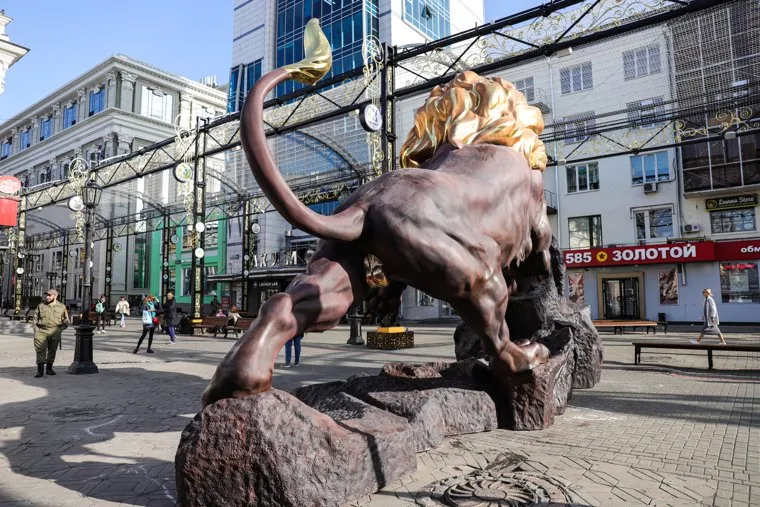 Статуя льва на улице Вайнера. Екатеринбург