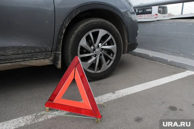 Девушка разбила автомобили, двигаясь по парковке