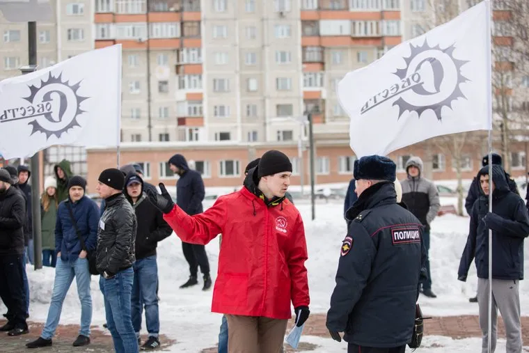 Митинг КПРФ и общественной организации Совесть против коррупции. Сургут, кпрф, митинг, полиция, совесть, чичканов сергей