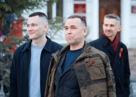 Губернатор Шумков посетил праздничный концерт на площади и подпевал песни