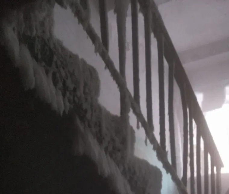 На улице Глинки в Кургане горожане в общежитии замерзают из-за отсутствия дверей