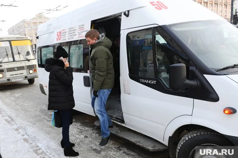 Она хотела оплатить проезд картой, но водитель требовал наличку