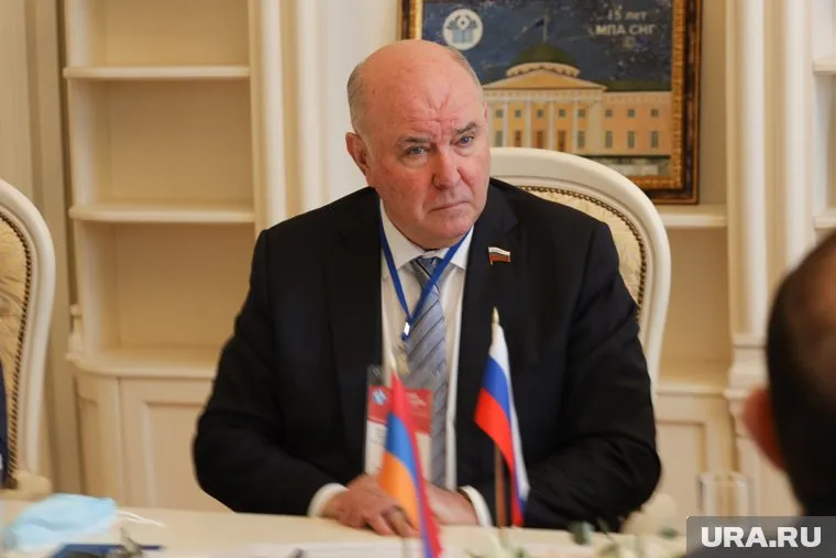 У Карасина есть жена и две дочки