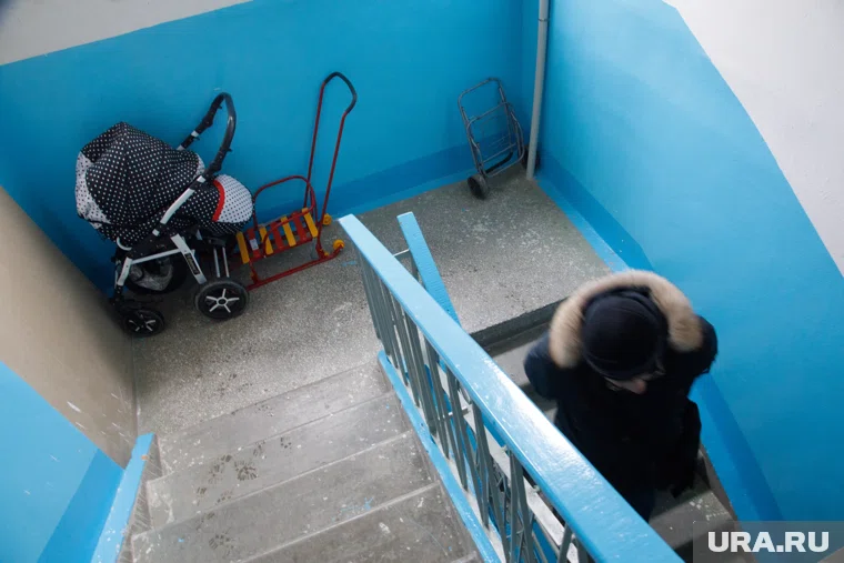 За оставленные в подъезде коляски и санки могут оштрафовать