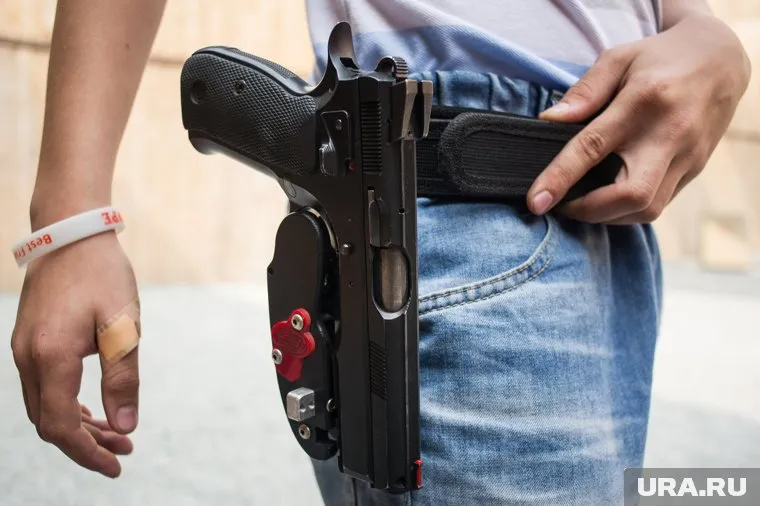 Парень выкрал пистолет у отца