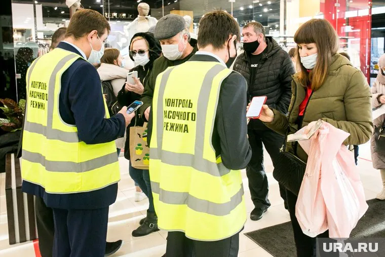 Власти отсрочили дату, после которой тюменцам придется показывать QR-коды на входе в кафе, салоны и торговые центры