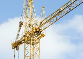 Скандальный застройщик больницы в ХМАО продает подъемный кран из-за банкротства